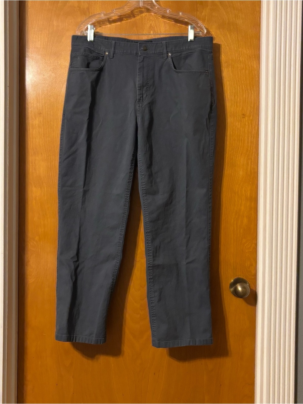Roundtree & Yorke Straight-Leg Jeans in Charcoal